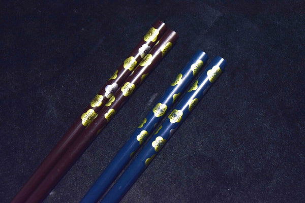 Near Mint Japanese Wood Chopstics Plum Blossom design 2 paris form Japan 083