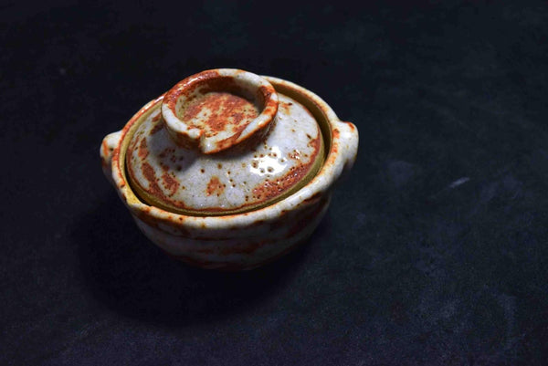 Japanese Mino Ware Lidded Condiment Bowl – White Glaze with Pink Accents 134★