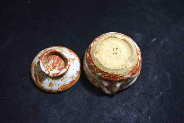 Japanese Mino Ware Lidded Condiment Bowl – White Glaze with Pink Accents 134★