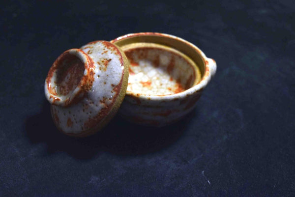 Japanese Mino Ware Lidded Condiment Bowl – White Glaze with Pink Accents 134★