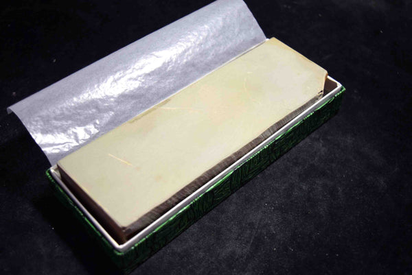 ●Japanese Natural Whetstone Nakayama Kurumaguchi Lv.4.5- 817g from Japan 5.10