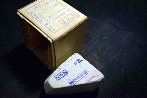 ●Japanese Natural Whetstone Original San-Ai distributed Vintage Asano Botan Betsujo Nagura  154g (1960s–70s), w/ original box” 3.23
