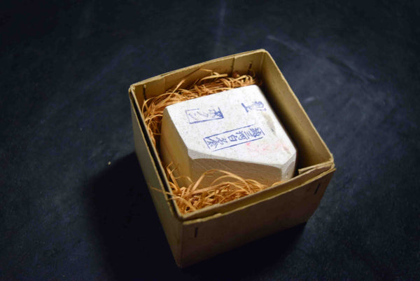 ●Japanese Natural Whetstone Original San-Ai distributed Vintage Asano Botan Betsujo Nagura  187g (1960s–70s), w/ original box” 3.23