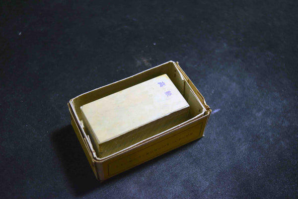 ● Japanese Natural Whetstone Iwasaki Vintage Nakayama Kiita Nagura 172g Lv.4.5+ 3.28(A)
